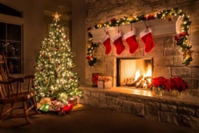 weihnachten.-feuer-im-kamin-knistert-hearth-baum-istock_73654441_xlarge-2 (1).jpg