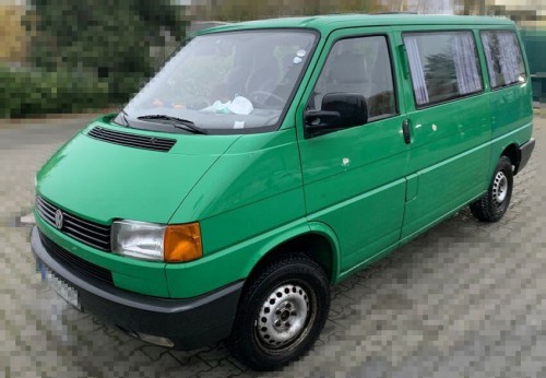 VW-Bus_schr_g-vorne.jpg